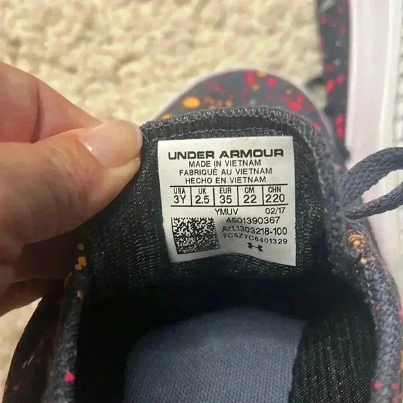 GIRLS UNDER ARMOUR KED LIKE SHOES SIZE 3 NWT - Picture 11 of 13